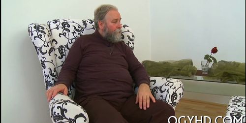 Дед оттопырил юную соску, пока её парень ушел из дома