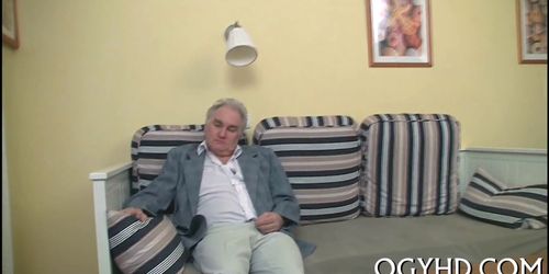 Дедуля выебал свою внучку при её парне