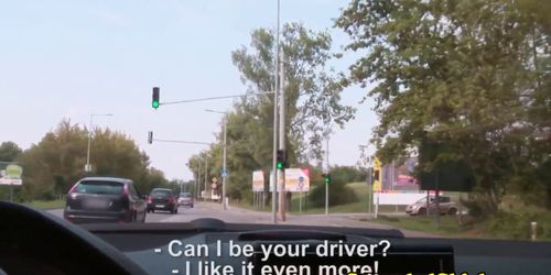 Русская брюнетка знает, как расплатиться в такси