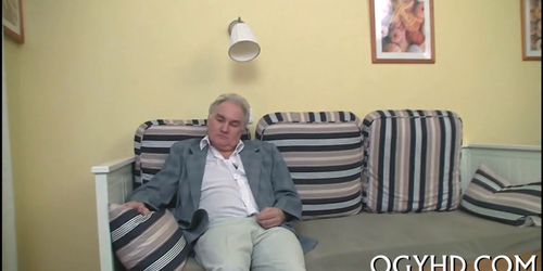 Старый шалун с внуком раскидали молодую телочку