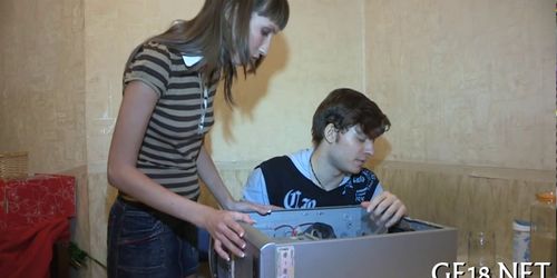 При парне жестко оттрахал девушку в рот и в пизду