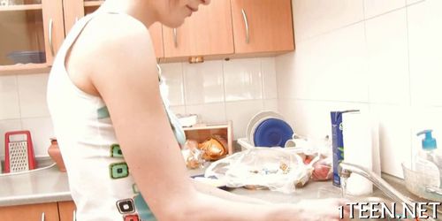 Младшая сестра отсосала старшему братцу